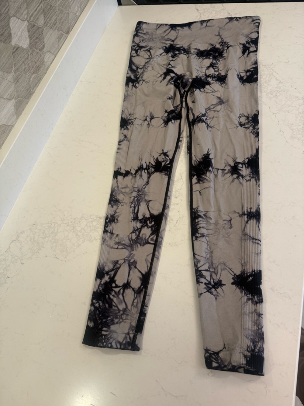 Tie-Dye Ribbed Leggings - Black on Gray
